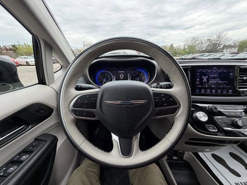 Used 2019 Chrysler Pacifica Limited FWD image 15