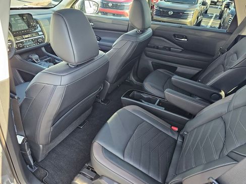 Used 2024 Nissan Pathfinder Platinum image 17