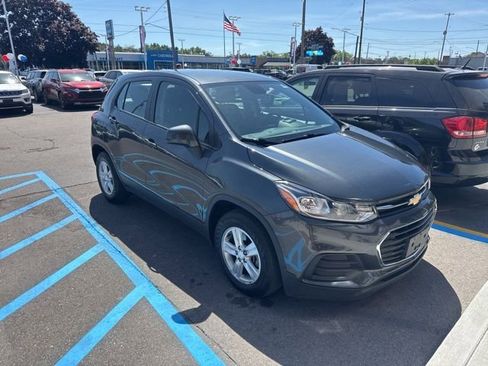Used 2019 Chevrolet Trax LS w/ LPO, Cargo Package FWD image 2