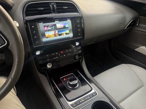 Used 2017 Jaguar XE Premium image 18