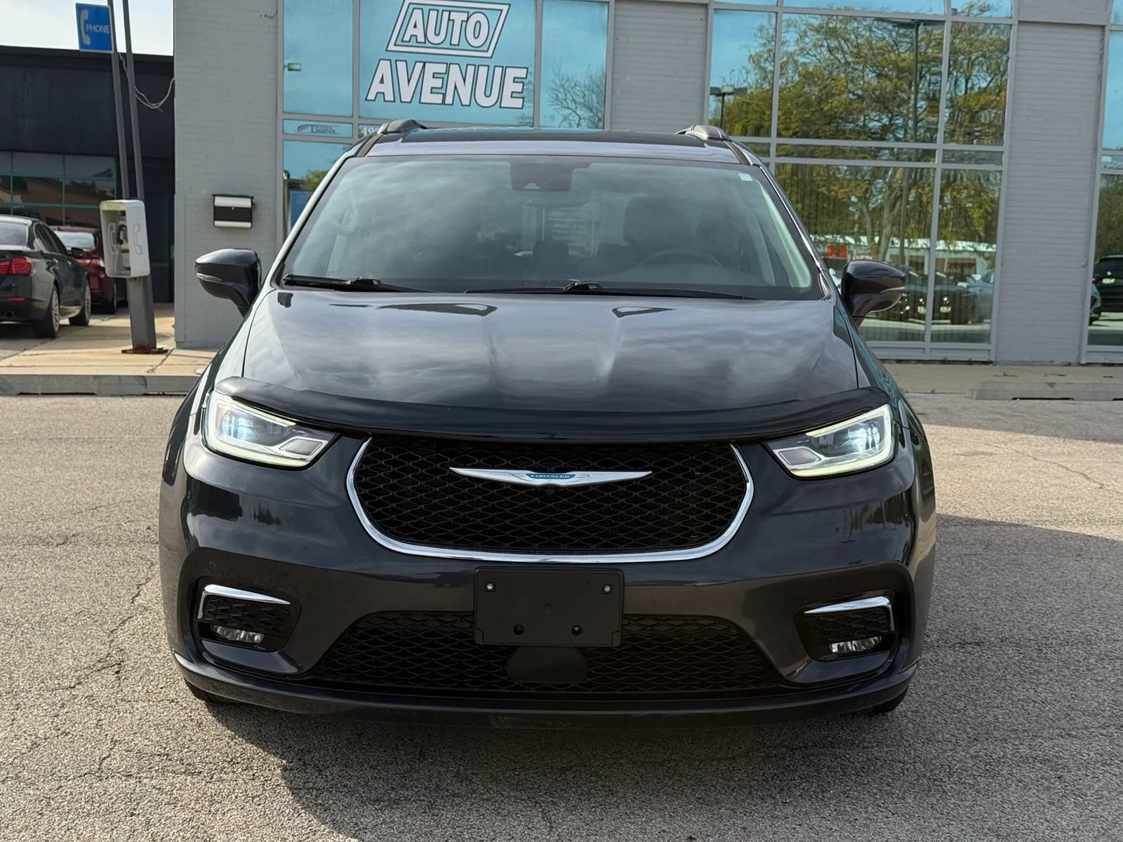 Used 2021 Chrysler Pacifica Touring w/ Cold Weather Group FWD image 2