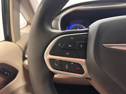 Used 2023 Chrysler Pacifica Touring-L FWD image 11