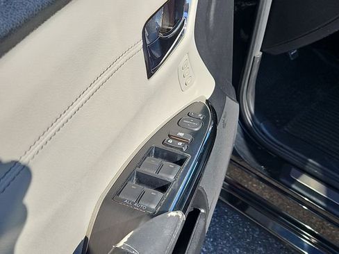 Used 2018 Toyota Avalon Limited image 18