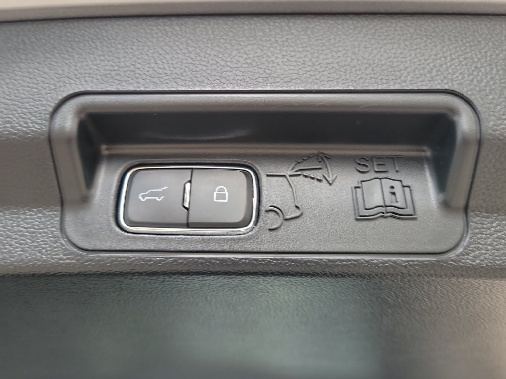 Used 2024 Ford Explorer XLT RWD image 8