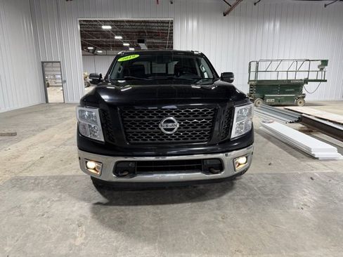 Used 2019 Nissan Titan SV image 2
