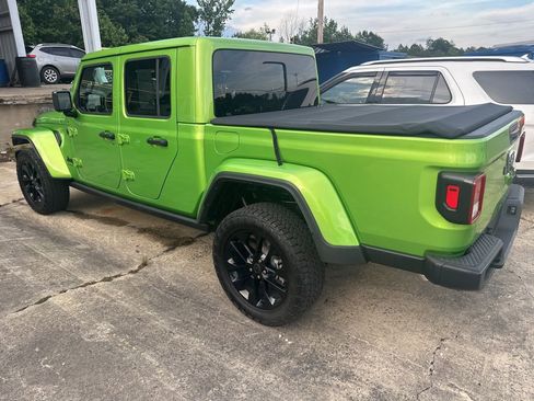 Used 2025 Jeep Gladiator Sport AWD/4WD image 6
