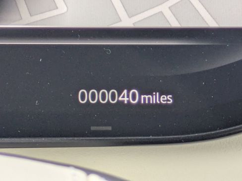 New 2025 Land Rover Range Rover Long Wheelbase SE image 11