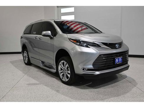 Used 2024 Toyota Sienna Platinum FWD image 3