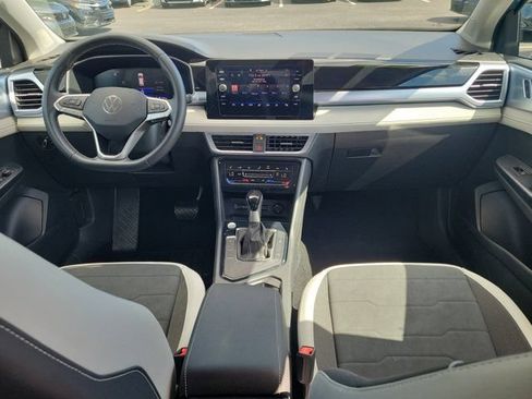 Certified 2025 Volkswagen Taos SE FWD image 2