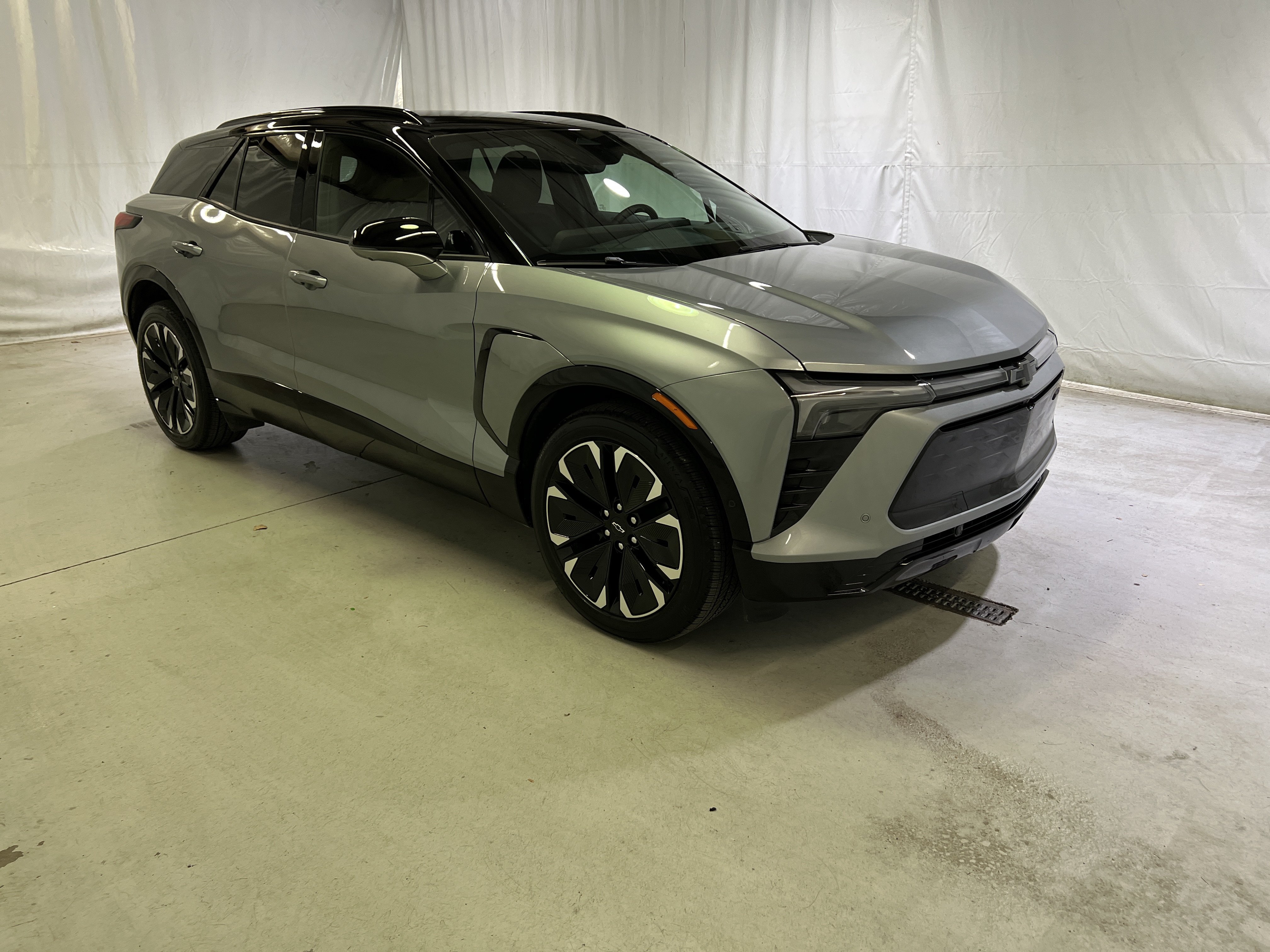 Used 2026 Chevrolet Blazer EV RS w/ Super Cruise Package AWD/4WD image 2