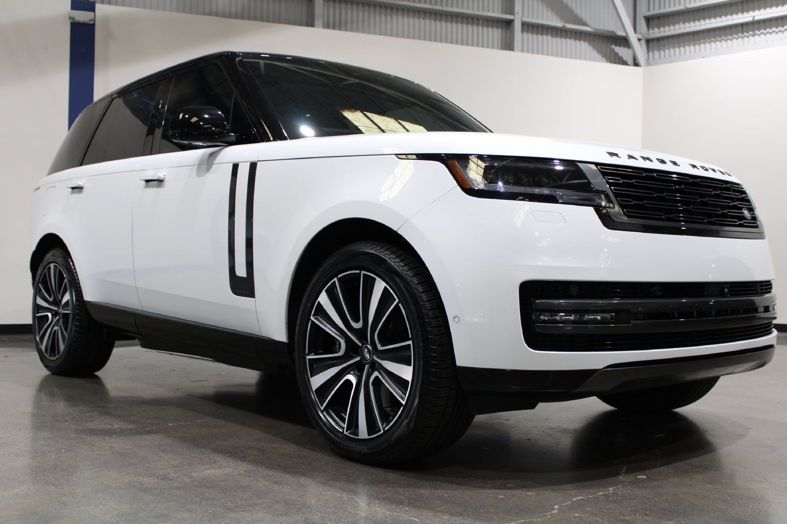 Used 2025 Land Rover Range Rover Autobiography AWD/4WD image 2