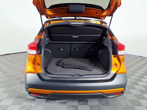 Used 2019 Nissan Kicks SR w/ SR Premium Package FWD image 8