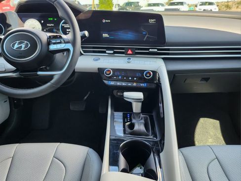Used 2022 Hyundai Elantra Limited image 18