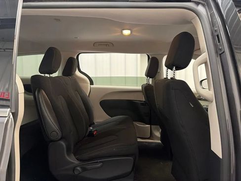 Used 2021 Chrysler Voyager L FWD image 18