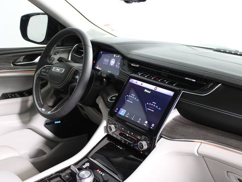 Used 2022 Jeep Grand Cherokee Overland w/ Luxury Tech Group IV image 28