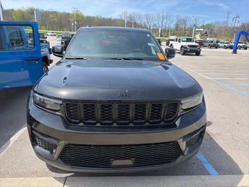 Used 2024 Jeep Grand Cherokee Altitude image 3