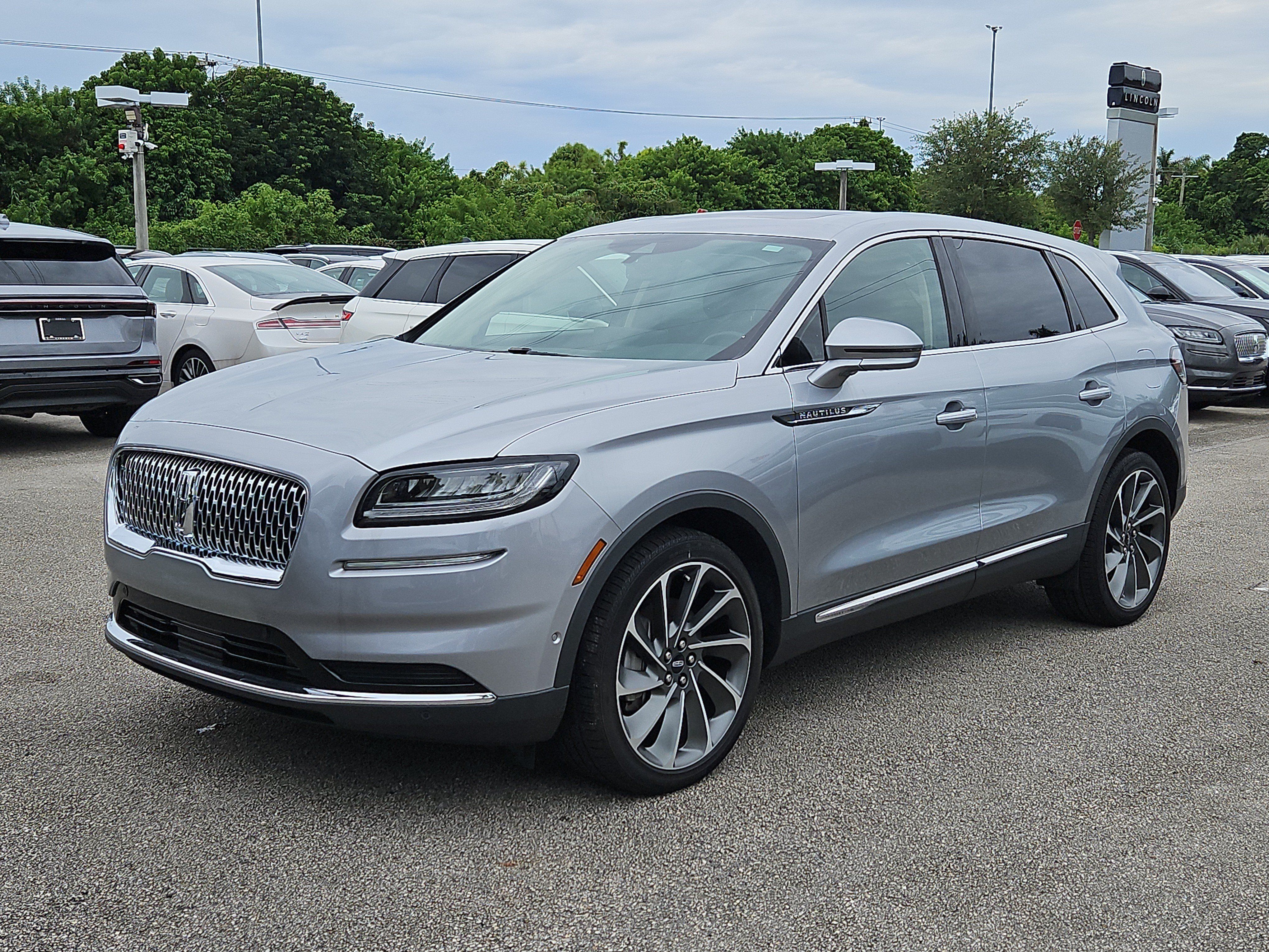 Used 2023 Lincoln Nautilus Reserve w/ Equipment Group 201A AWD/4WD image 2