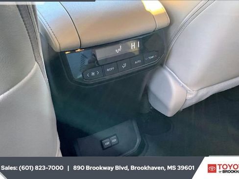 Used 2024 Toyota Highlander XLE image 24