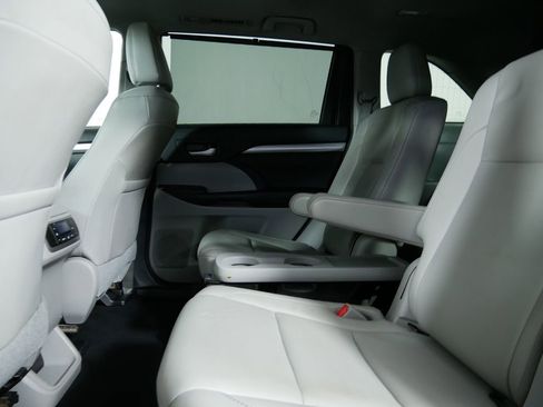 Used 2017 Toyota Highlander XLE w/ Carpet Mat Package AWD/4WD image 16