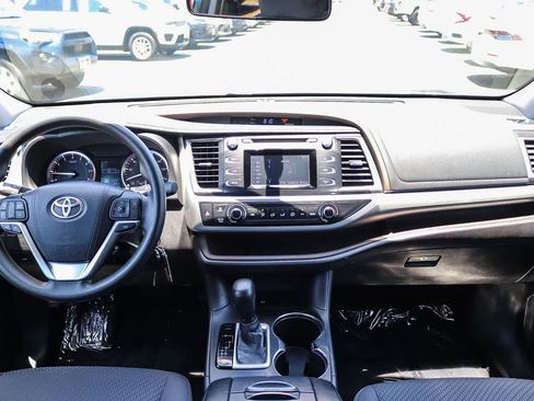 Used 2015 Toyota Highlander LE FWD image 12