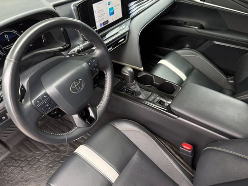 Used 2025 Toyota Camry SE w/ Convenience Package FWD image 12