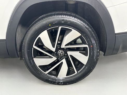 Used 2025 Volkswagen Atlas SE image 11