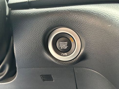 Used 2025 Chrysler Pacifica Select FWD image 24
