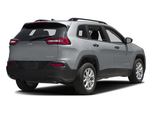 Used 2016 Jeep Cherokee Sport FWD image 3