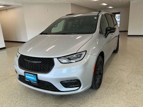 Used 2023 Chrysler Pacifica Limited w/ Uconnect Theater Family Group image 1