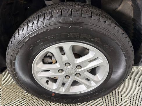 Used 2023 Jeep Grand Cherokee Laredo image 12