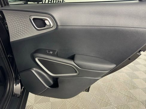 Used 2025 Kia Soul LX w/ LX Technology Package image 24