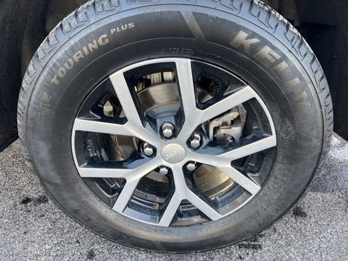 Used 2024 Jeep Grand Cherokee Limited image 8