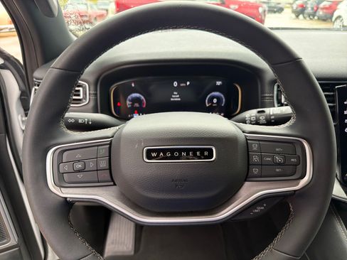 Used 2025 Jeep Wagoneer L Series II w/ 8-pass Seating Package AWD/4WD image 17