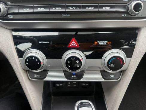 Used 2019 Hyundai Elantra SE FWD image 19