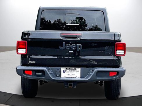 Certified 2022 Jeep Gladiator Sport AWD/4WD image 8