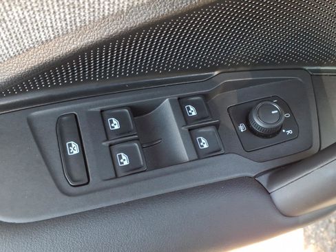 Certified 2025 Volkswagen Tiguan S FWD image 17