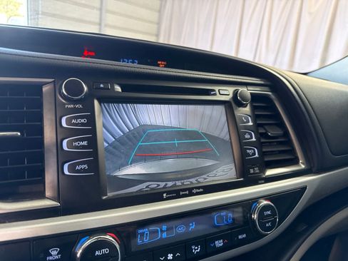 Used 2019 Toyota Highlander XLE FWD image 28