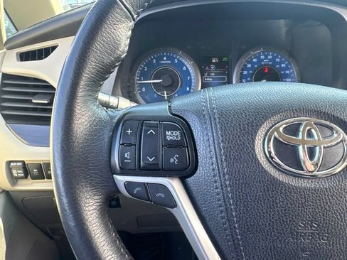 Used 2018 Toyota Sienna XLE Premium FWD image 13