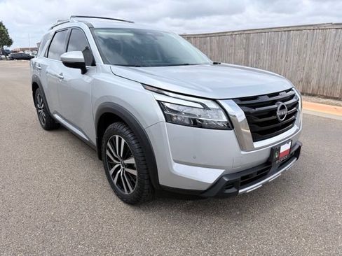 Used 2024 Nissan Pathfinder Platinum FWD image 4