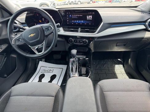 Used 2024 Chevrolet Trax LT w/ Driver Confidence Package FWD image 11