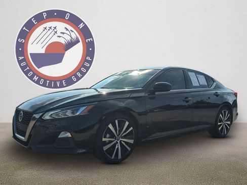 Used 2022 Nissan Altima 2.5 SR FWD image 2