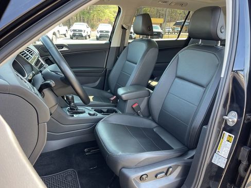 Used 2019 Volkswagen Tiguan SE w/ Panoramic Sunroof Package image 18