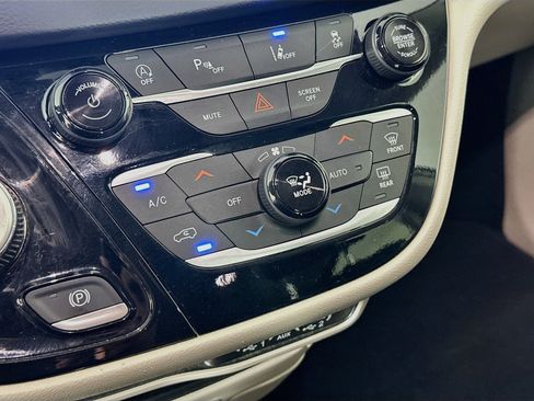 Used 2024 Chrysler Pacifica Touring-L FWD image 23
