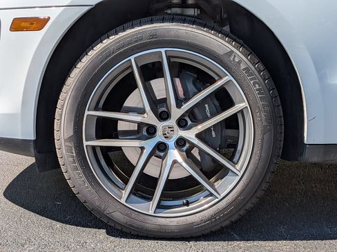 Certified 2025 Porsche Macan AWD/4WD image 36