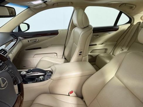 Used 2016 Lexus LS 460 w/ Comfort Package RWD image 30