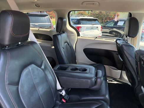 Used 2018 Chrysler Pacifica Touring-L Plus w/ Advanced Safetytec Group FWD image 10