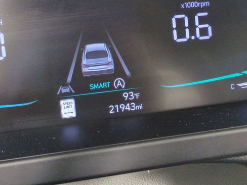 Used 2025 Hyundai Elantra SE FWD image 33