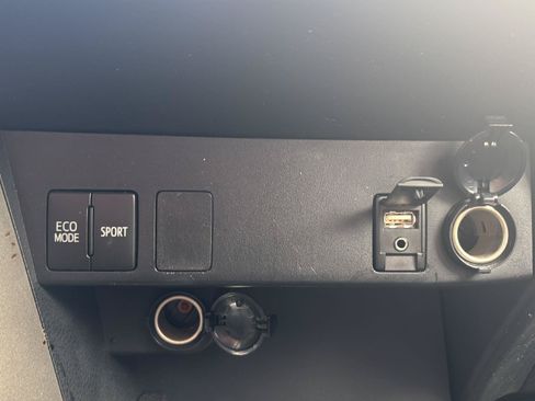 Used 2016 Toyota RAV4 LE AWD/4WD image 16