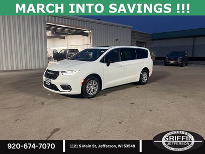 New 2026 Chrysler Pacifica Select