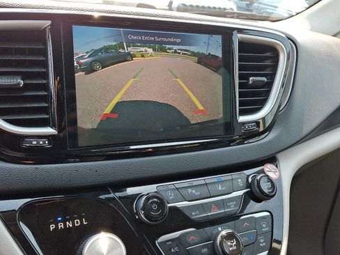 Certified 2024 Chrysler Pacifica Touring-L FWD image 21